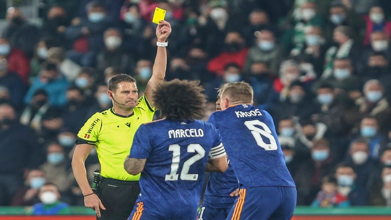 Thẻ vàng trong bóng đá là gì, nguồn gốc và lịch sử của thẻ vàng